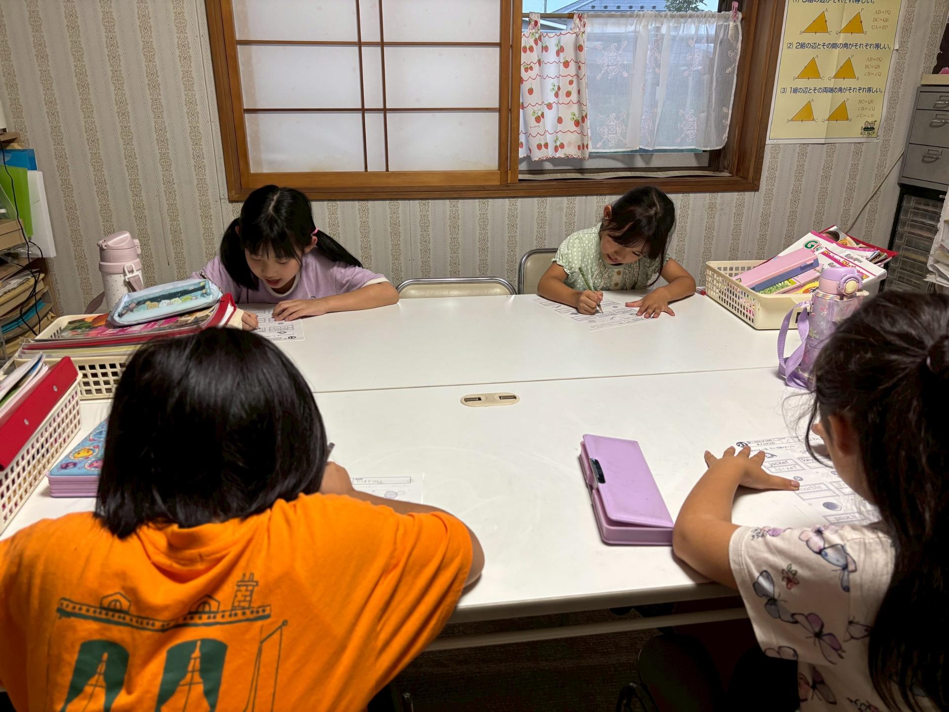 少人数指導で英会話と基礎学力を同時に伸ばせる安心の学習環境